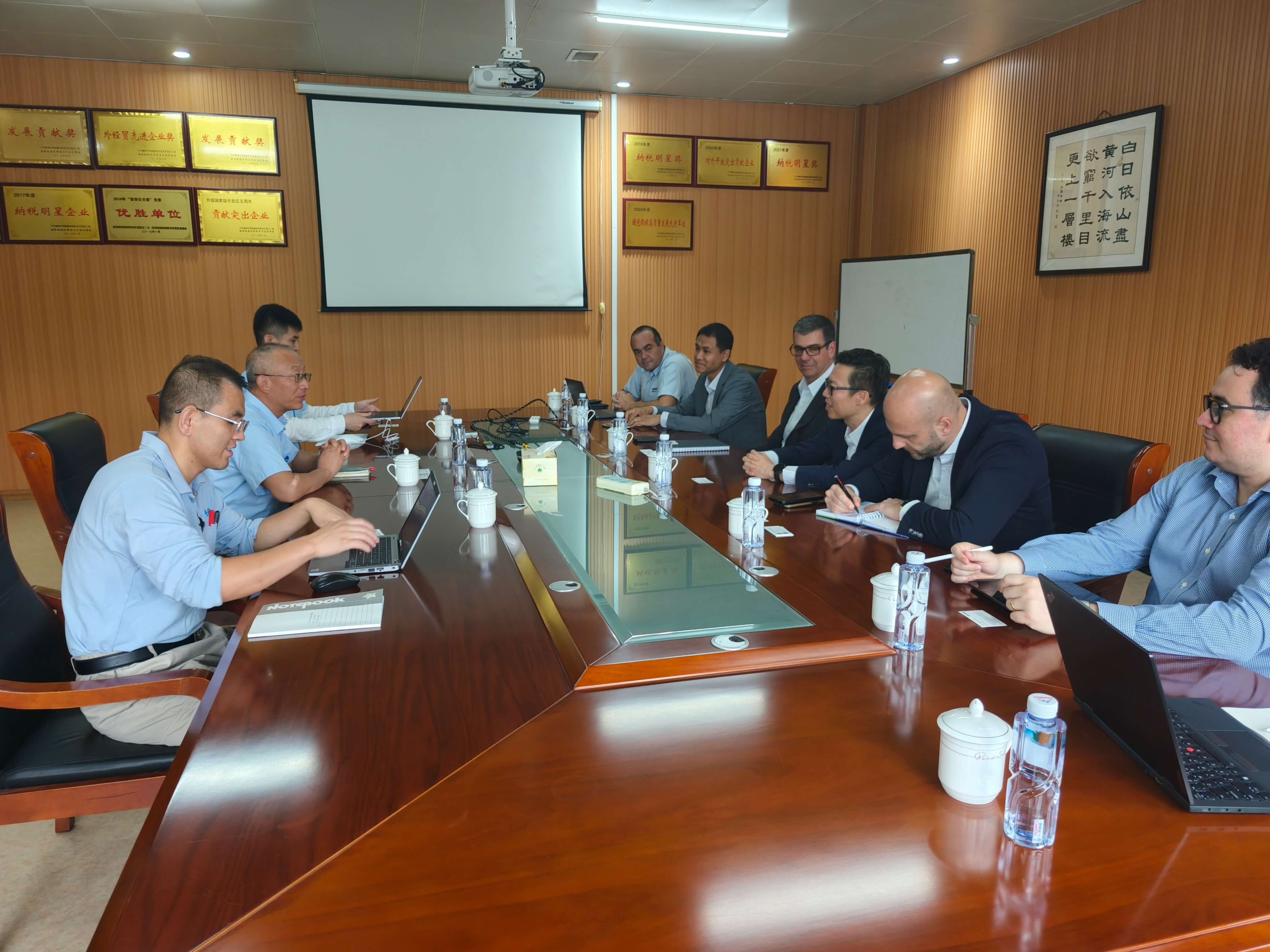 中信金屬聯合巴西礦冶公司拜訪豪雅光電